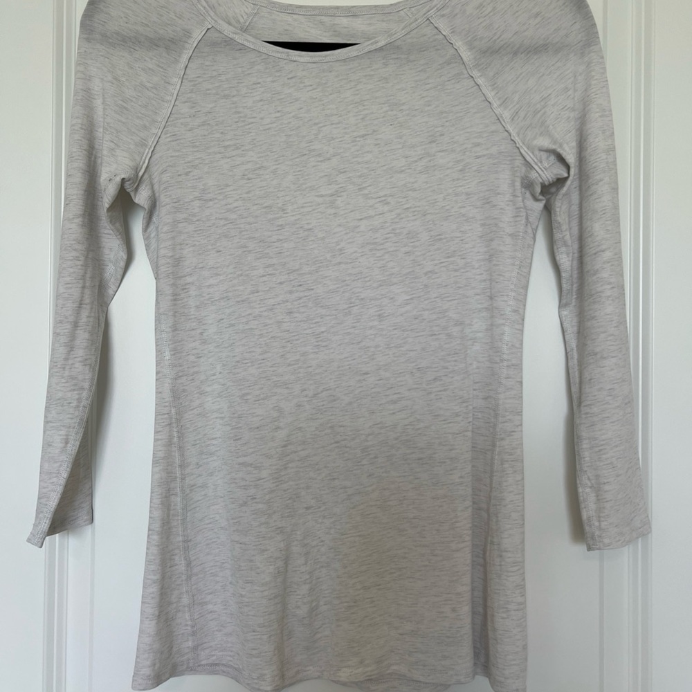 Lululemon very light 3/4 Sleeve cut out backTee in Light Heather Gray XS/S